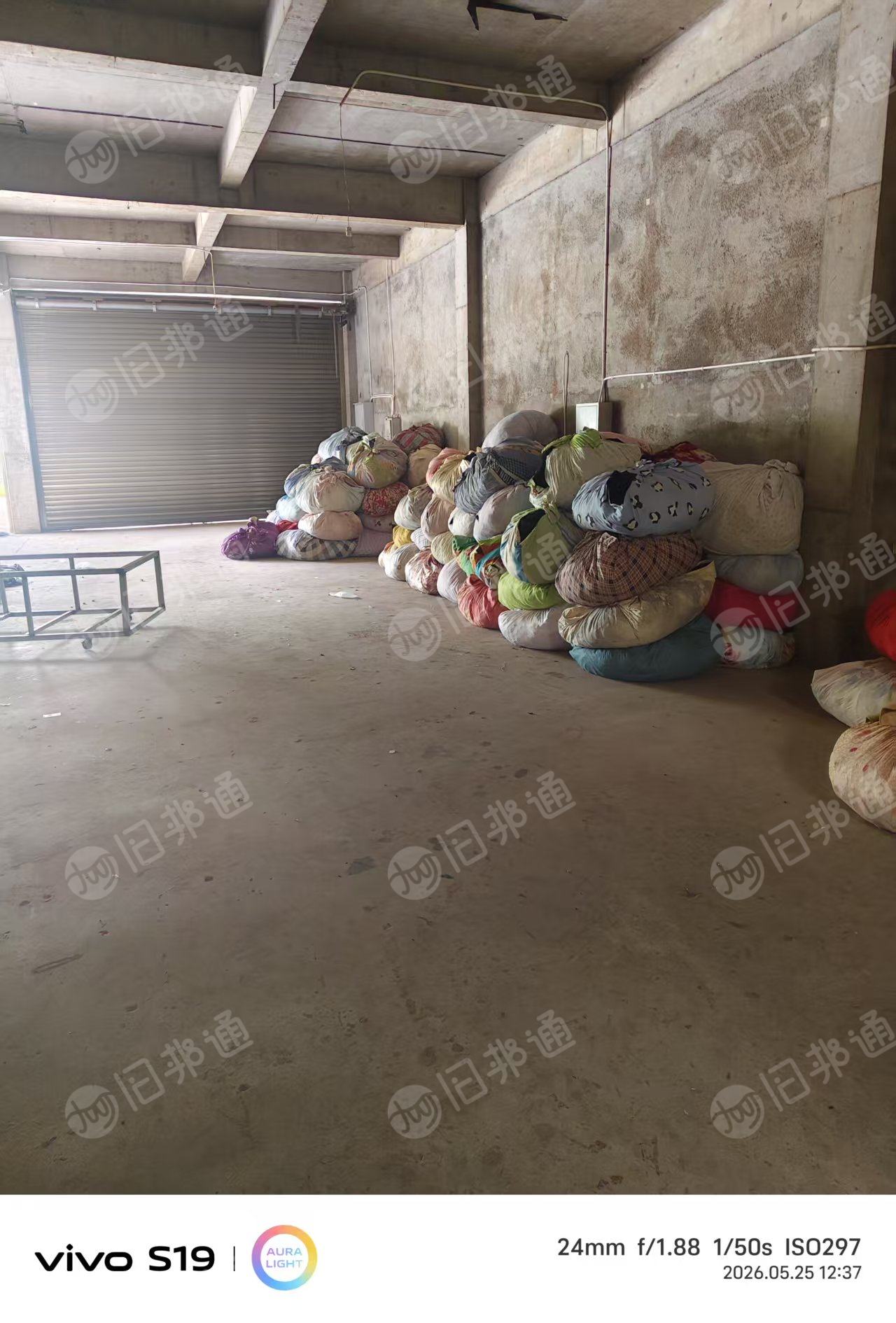 长期出售裁剪好的双面呢衣服边角料，其中全毛跟其他含毛量各占一半，黑色有8吨，总现货有30吨，一起卖