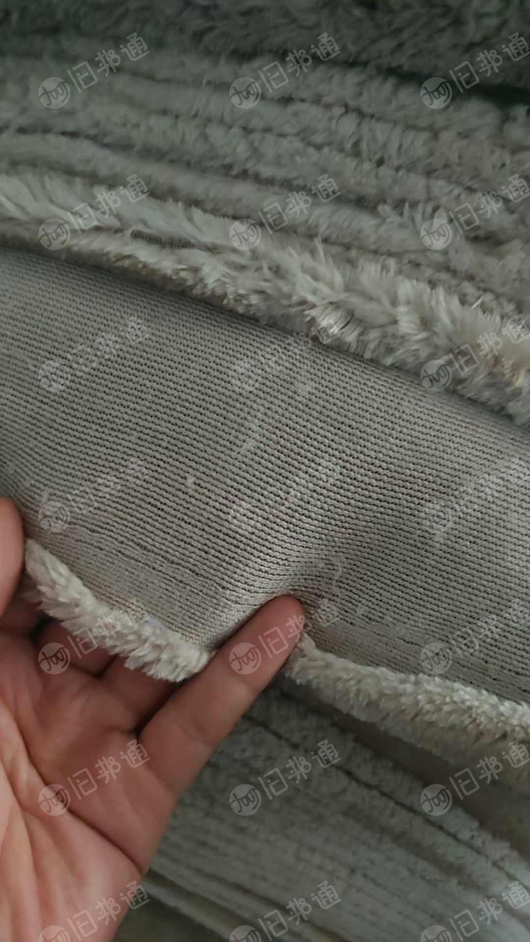 现货处理一批库存摇粒绒，库存卷布匹布，门幅1米5左右，克重比较多，现货40吨，货在山东临沂