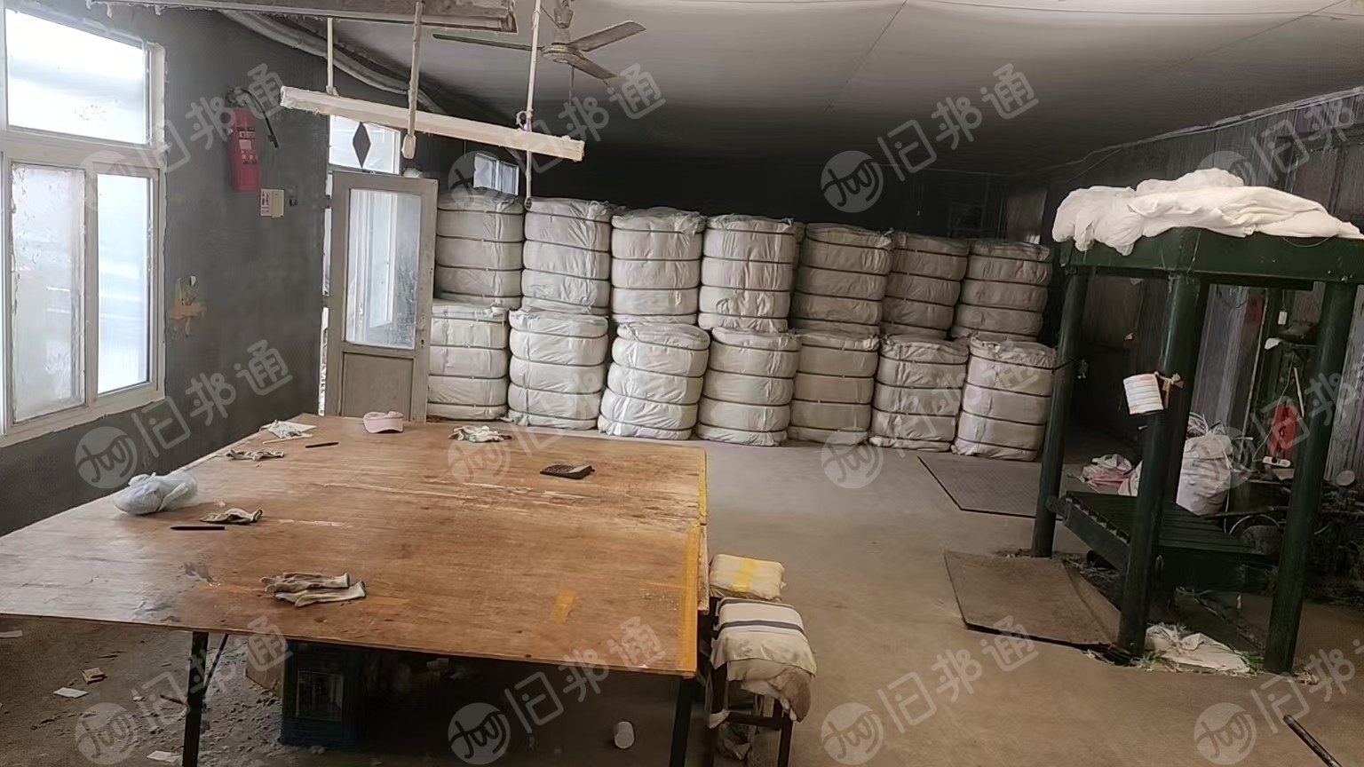 厂家长期出售一批有瑕疵点的人造棉胚布，胚布62*26*150，现货220件每件1300码