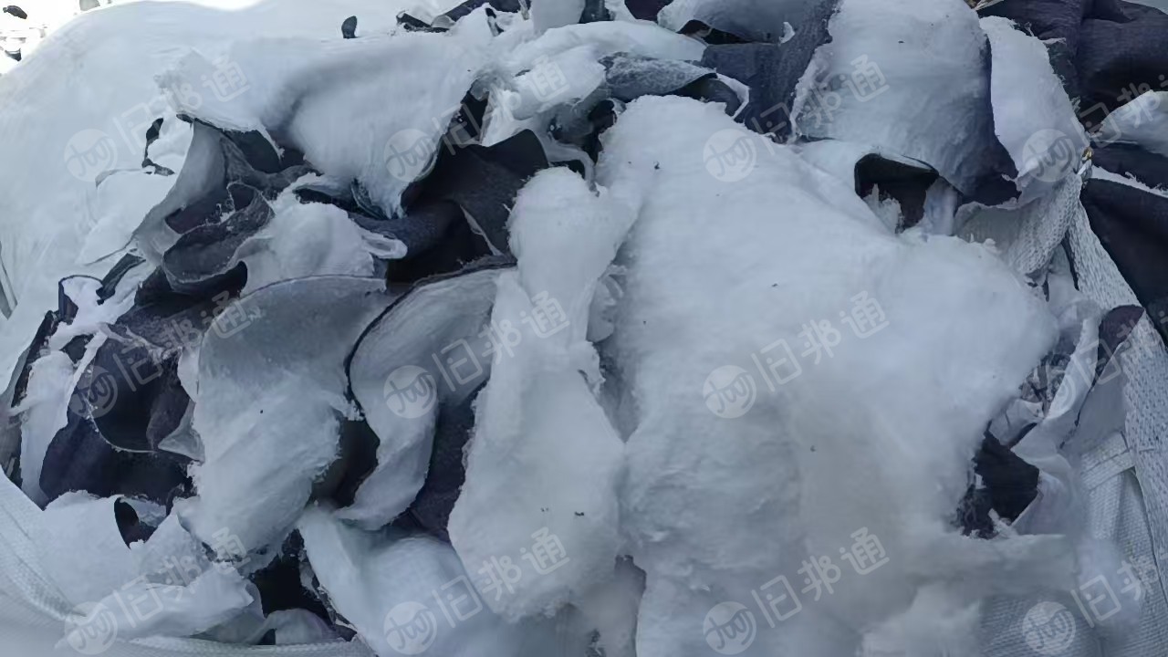 长期出售涤丙汽车内饰料，白色是丙纶，黑色是涤丙复合，每个月有100多吨，货在江苏苏州