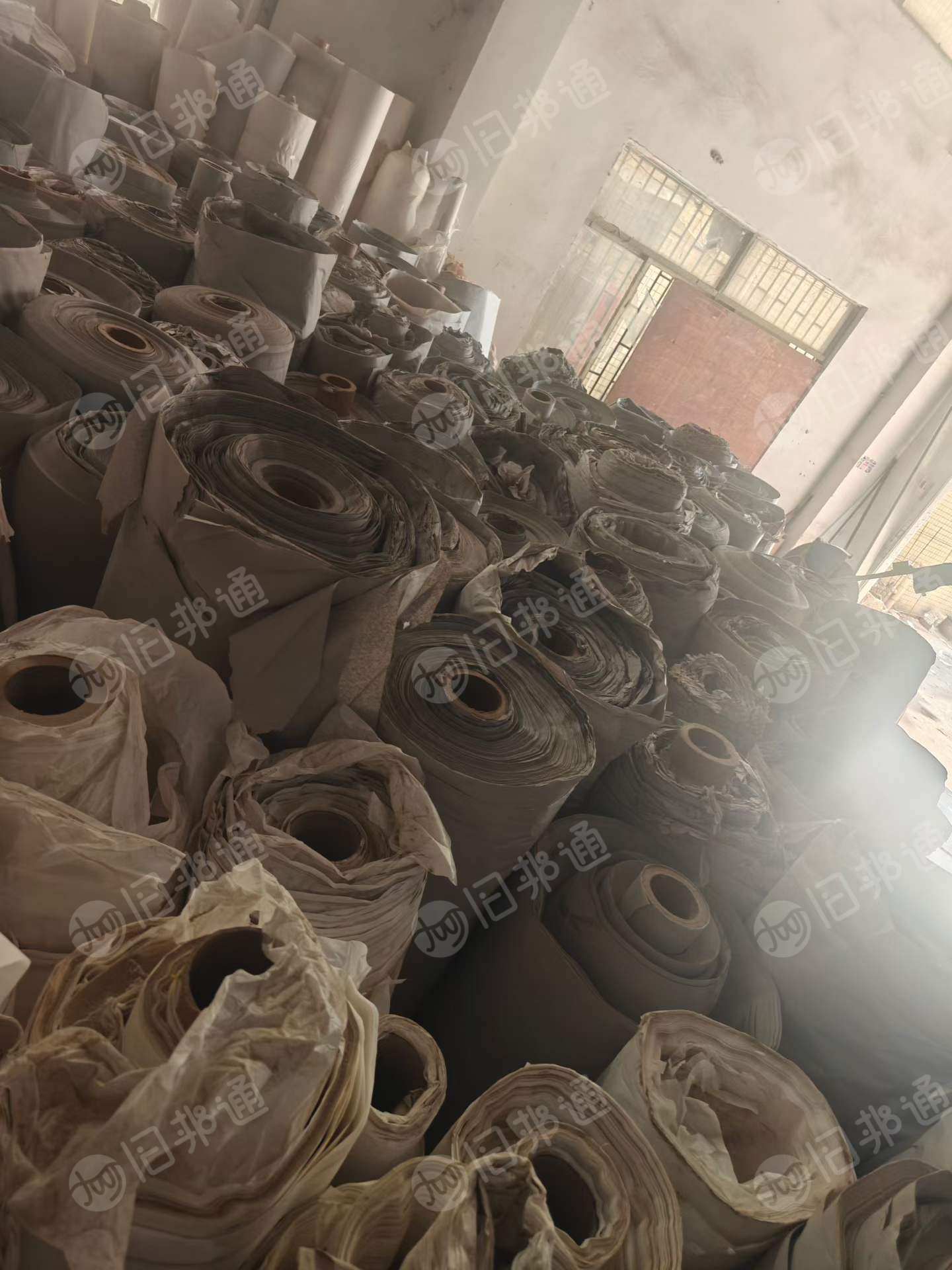 出售纯色的卷筒新闻纸