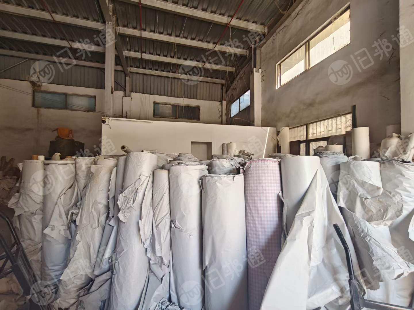 出售纯色的卷筒新闻纸