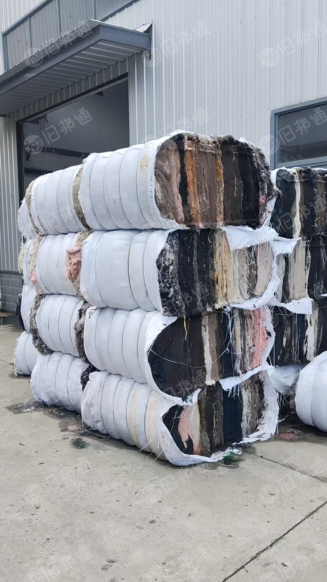 出售从台球呢布上剪下来的毛毛料，磨毛料，含羊毛50左右，剩下的是涤纶，一天会有三四吨
