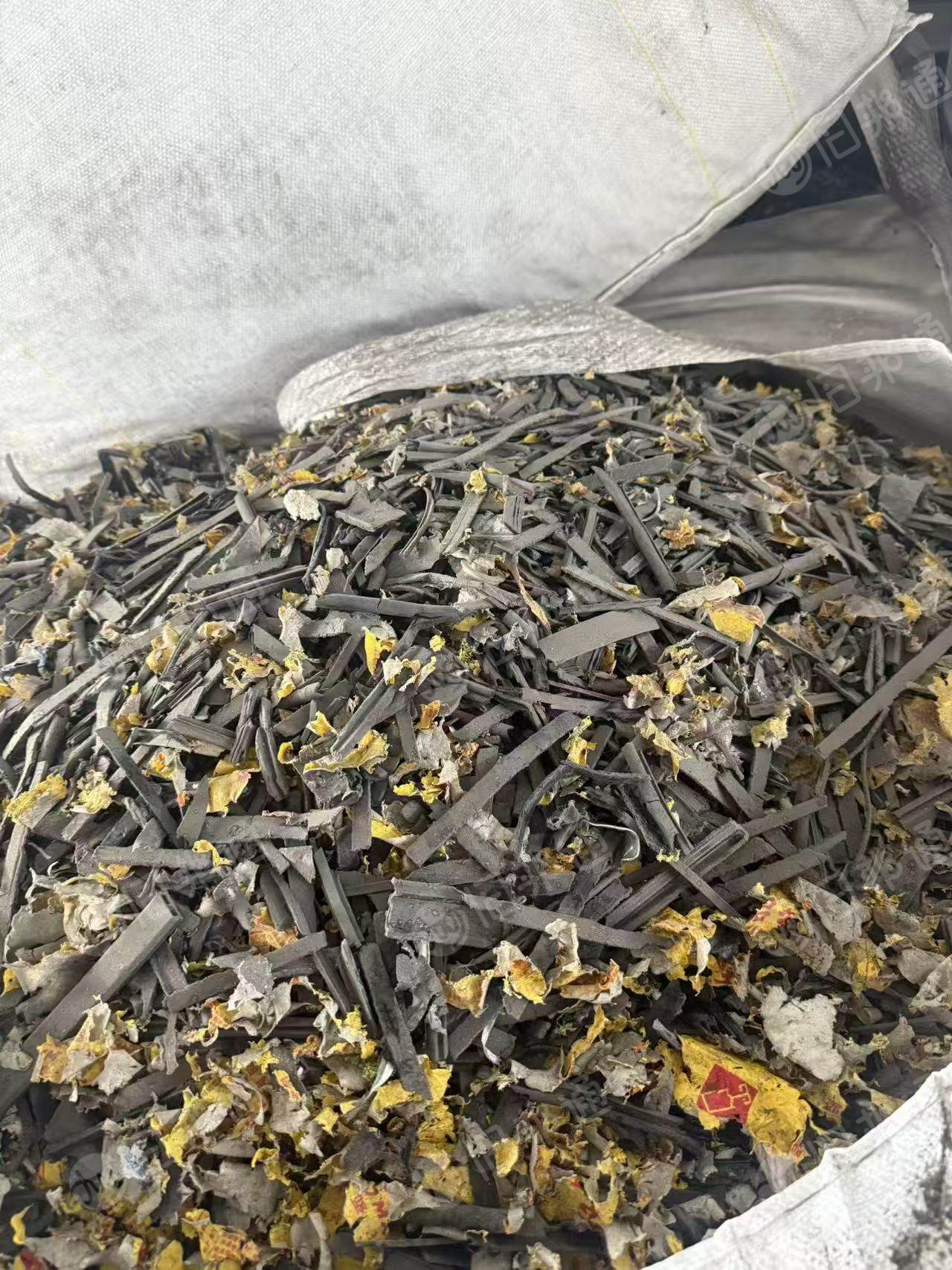 出售机器剥出来的断桥铝门窗，里面含有尼龙，PVC，还有很多铝合金沫，月供300吨左右