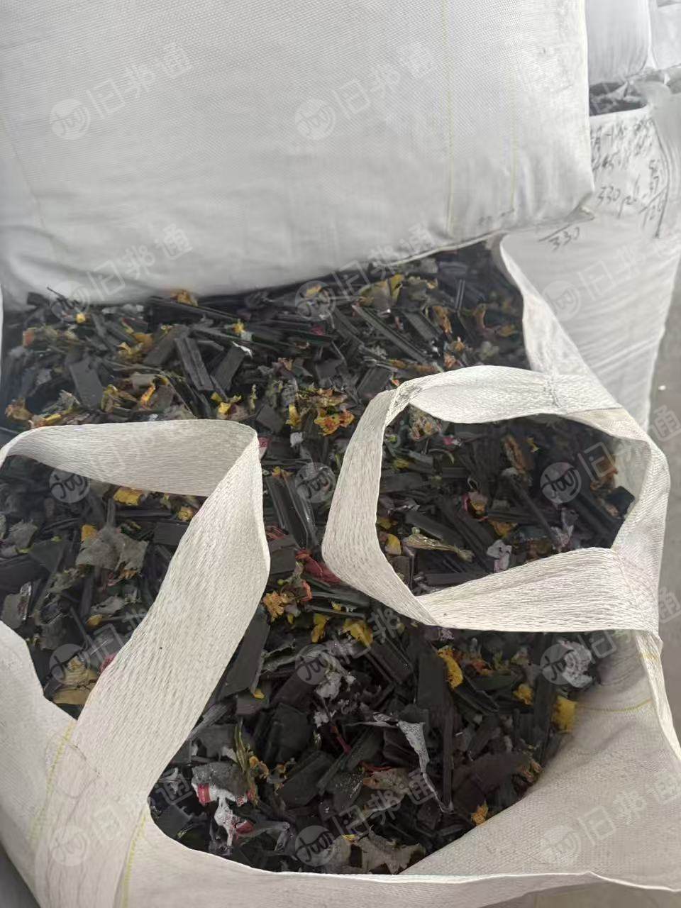出售机器剥出来的断桥铝门窗，里面含有尼龙，PVC，还有很多铝合金沫，月供300吨左右