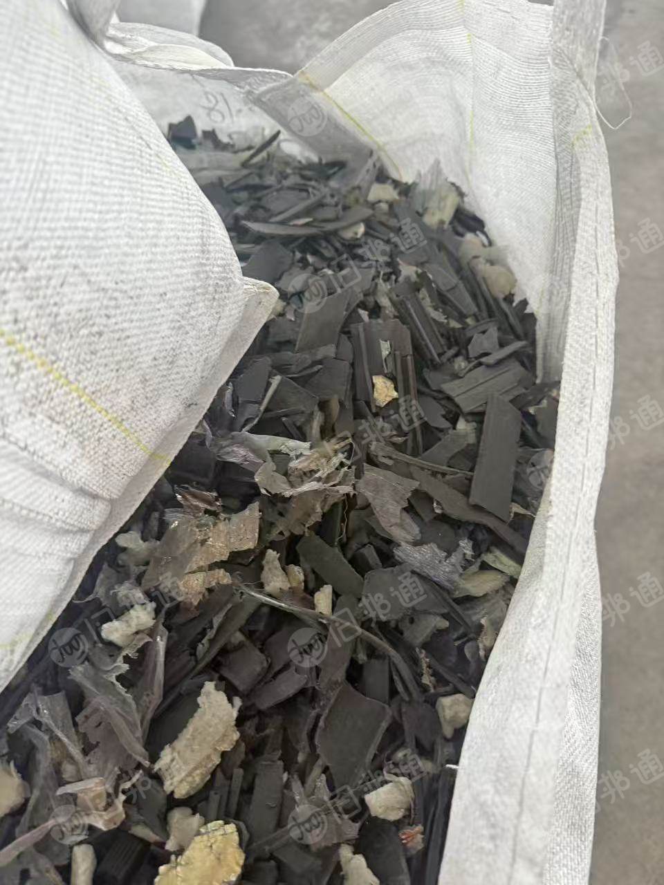 出售机器剥出来的断桥铝门窗，里面含有尼龙，PVC，还有很多铝合金沫，月供300吨左右