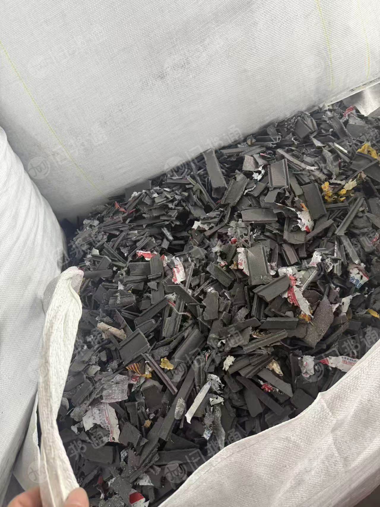 出售机器剥出来的断桥铝门窗，里面含有尼龙，PVC，还有很多铝合金沫，月供300吨左右