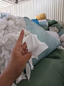 长期出售白色涤棉废布，涤棉边角料，含棉80%，现货9.6一车，在广东东莞