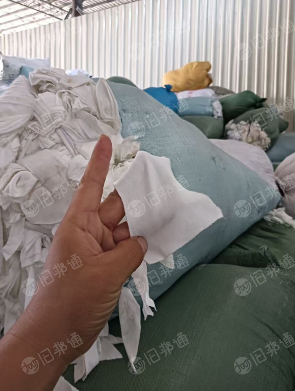 长期出售白色涤棉废布，涤棉边角料，含棉80%，现货9.6一车，在广东东莞