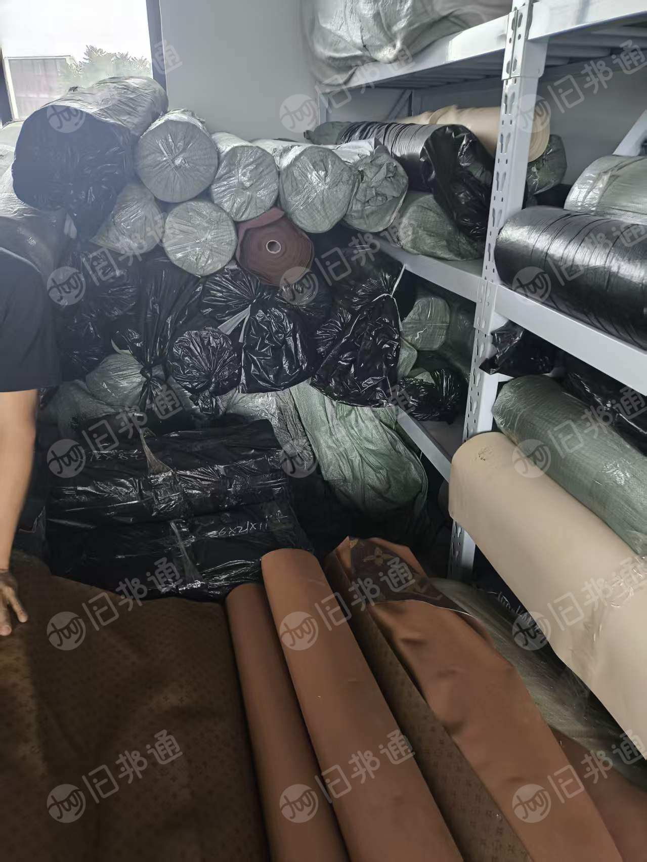 处理库存皮革，PVC皮革，箱包革，现货有100多卷，货在浙江嘉兴