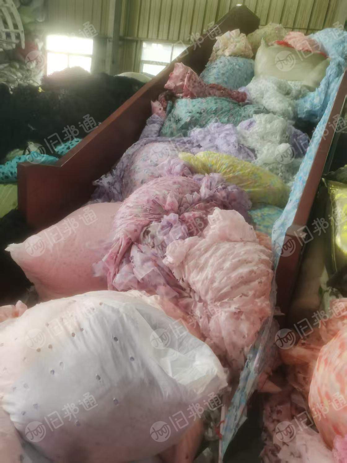 长期出售激光绣下来的涤纶废布边角料，涤纶碎布，带桨，现货有80吨，货在浙江绍兴