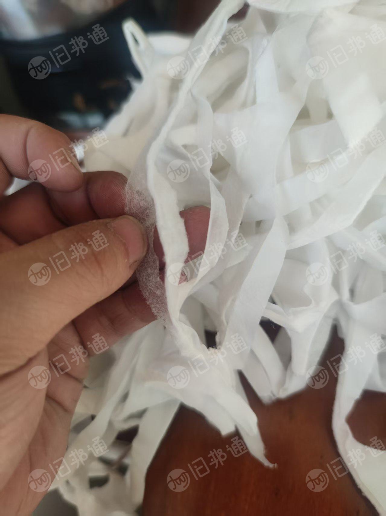 长期出售做卫生巾下来的三合一无纺布，一层无纺布+pe+木浆棉，月供两百吨，货在福建泉州