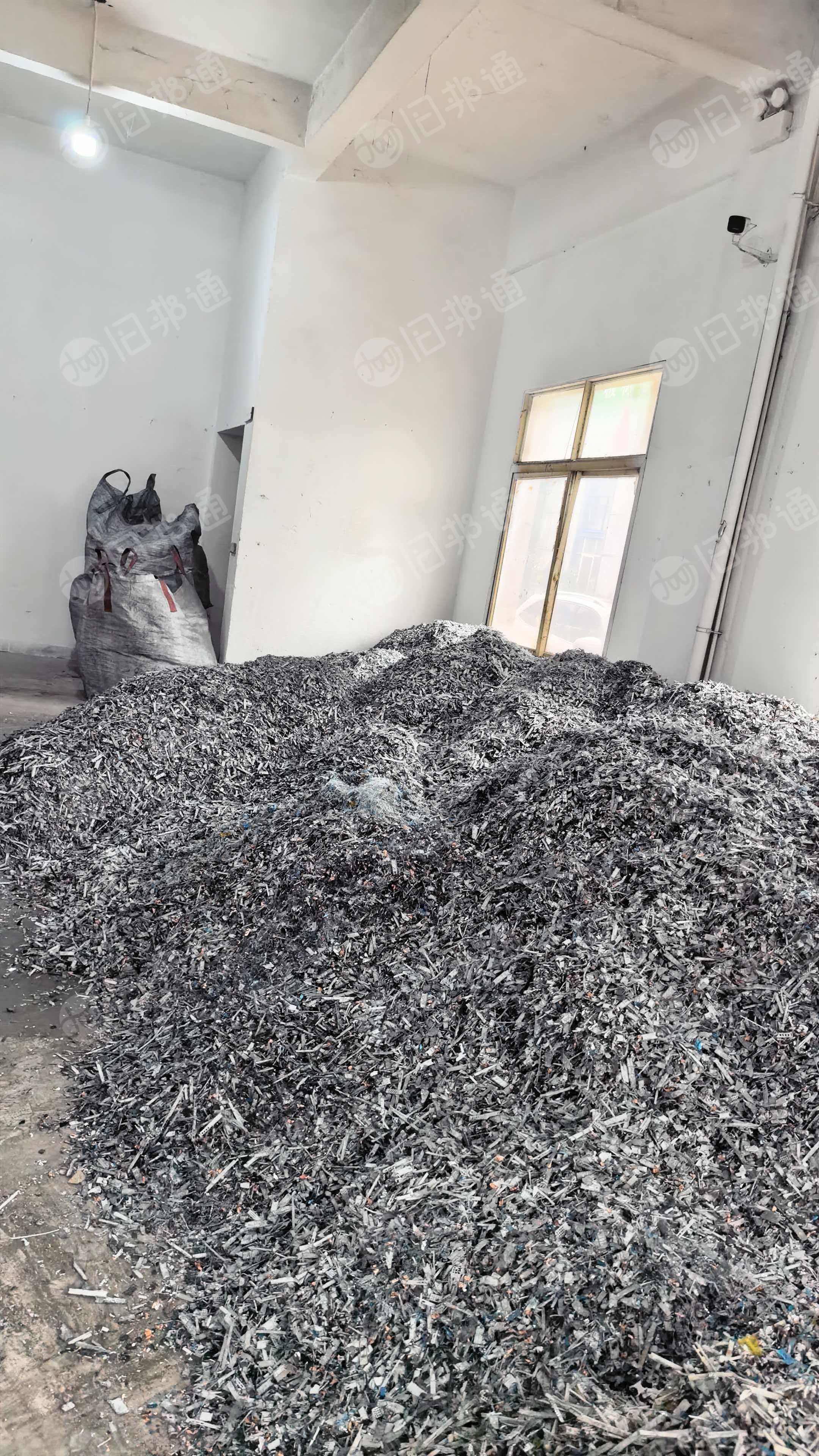 出售电瓶正负极盖板打出来的混合塑料，里面有铜铂铝铂，现货10吨