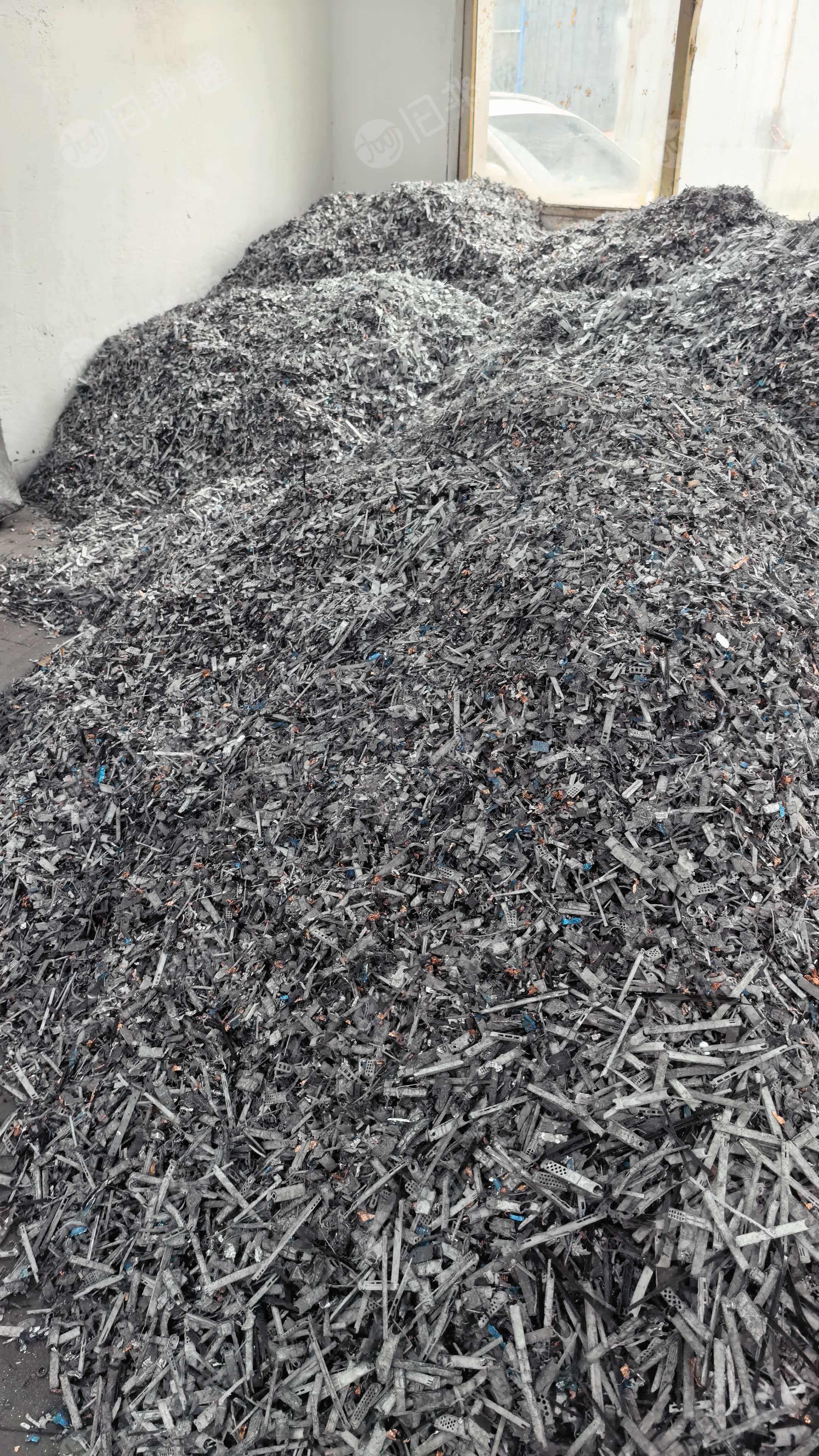 出售电瓶正负极盖板打出来的混合塑料，里面有铜铂铝铂，现货10吨