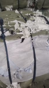 长期出售纯棉梭织布涤棉梭织布，服装厂裁下来的，纯棉现在有30多吨，货在广东广州