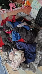 长期出售旧衣服黑料，下脚料，月供30吨，厂在湖北武汉