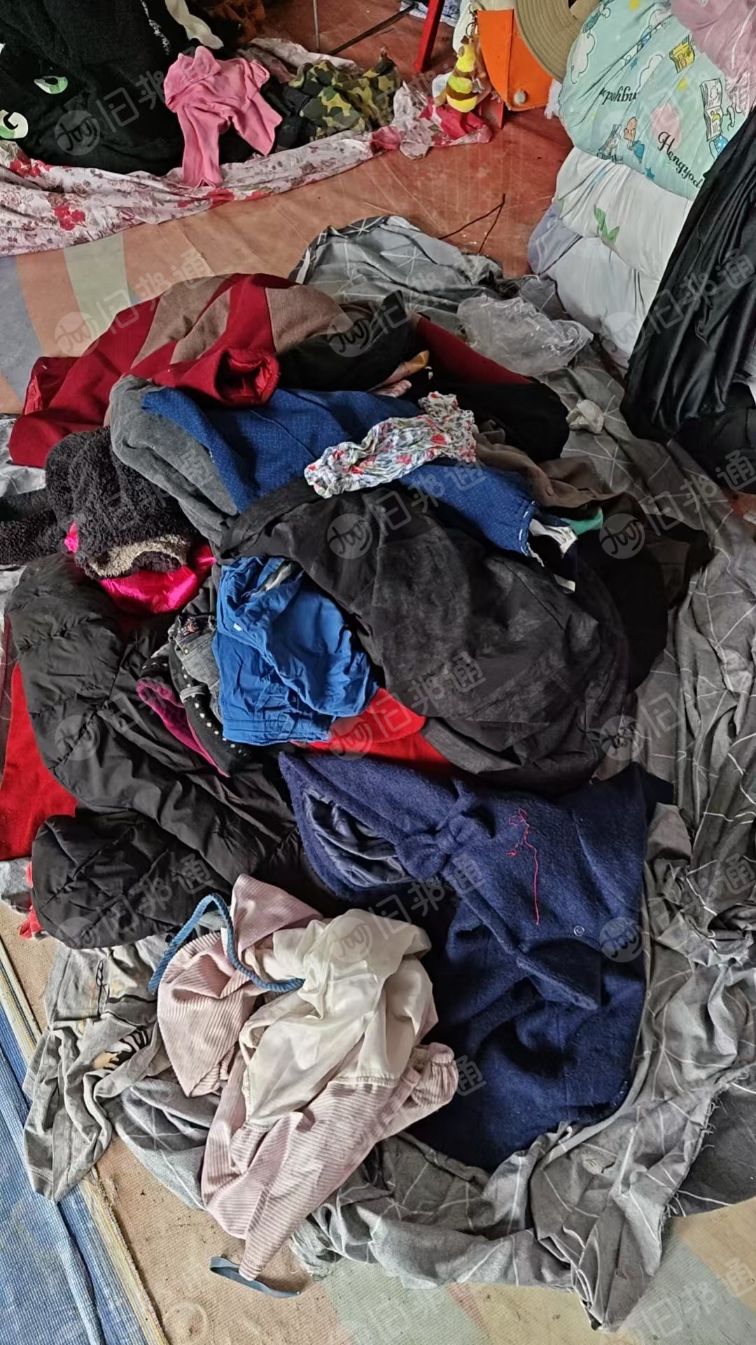 长期出售旧衣服黑料，下脚料，月供30吨，厂在湖北武汉
