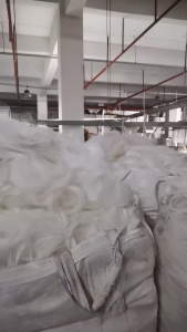 出售仪征切片下来的白色涤纶废丝，涤纶丝，现货有6吨左右，货在江苏无锡