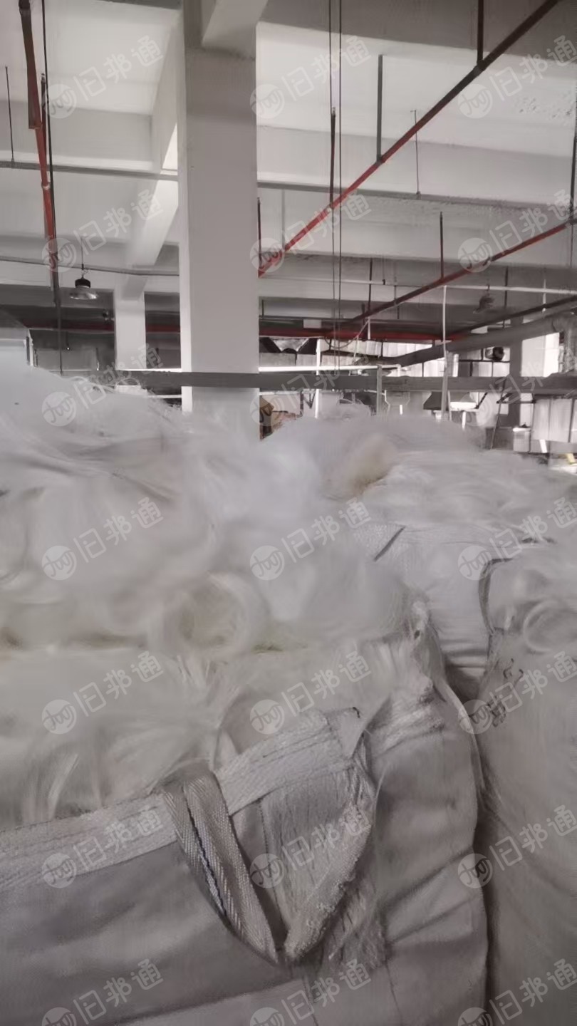 出售仪征切片下来的白色涤纶废丝，涤纶丝，现货有6吨左右，货在江苏无锡