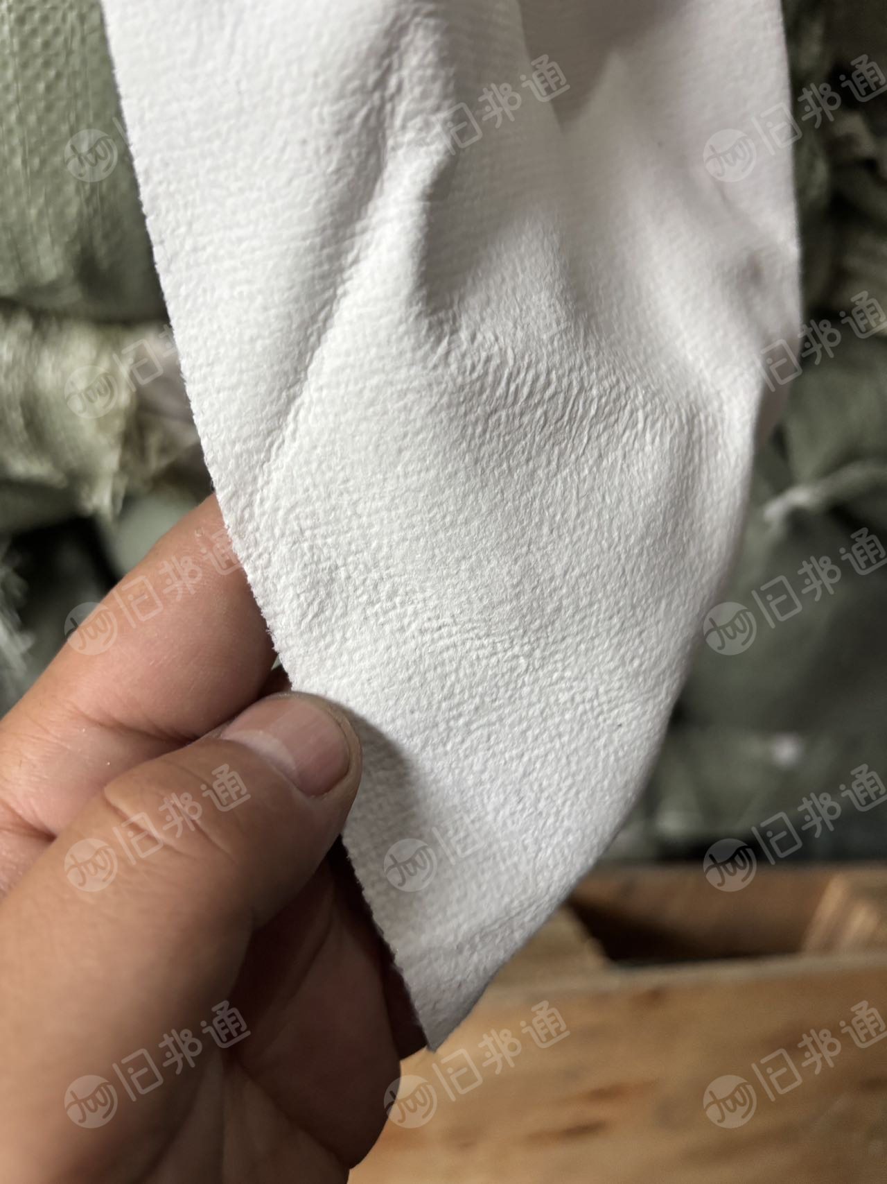 长期出售涤纶布门帘布，涤纶废布带一层喷绒涂层，每个月50吨左右