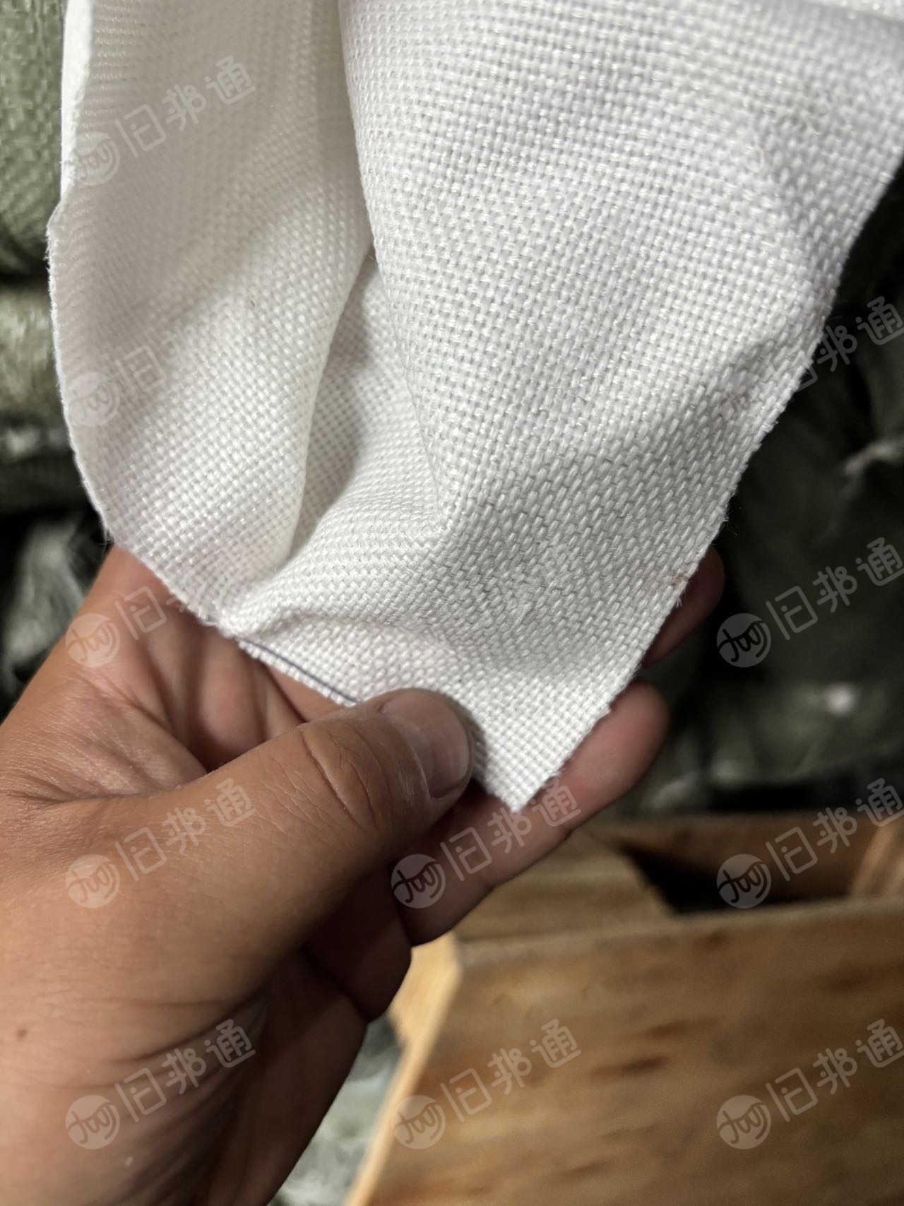 长期出售涤纶布门帘布，涤纶废布带一层喷绒涂层，每个月50吨左右