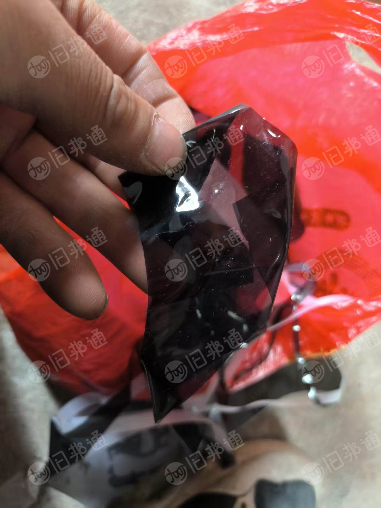 长期出售箱包厂下来的pvc复合pet膜废料，中间不带胶可以分离