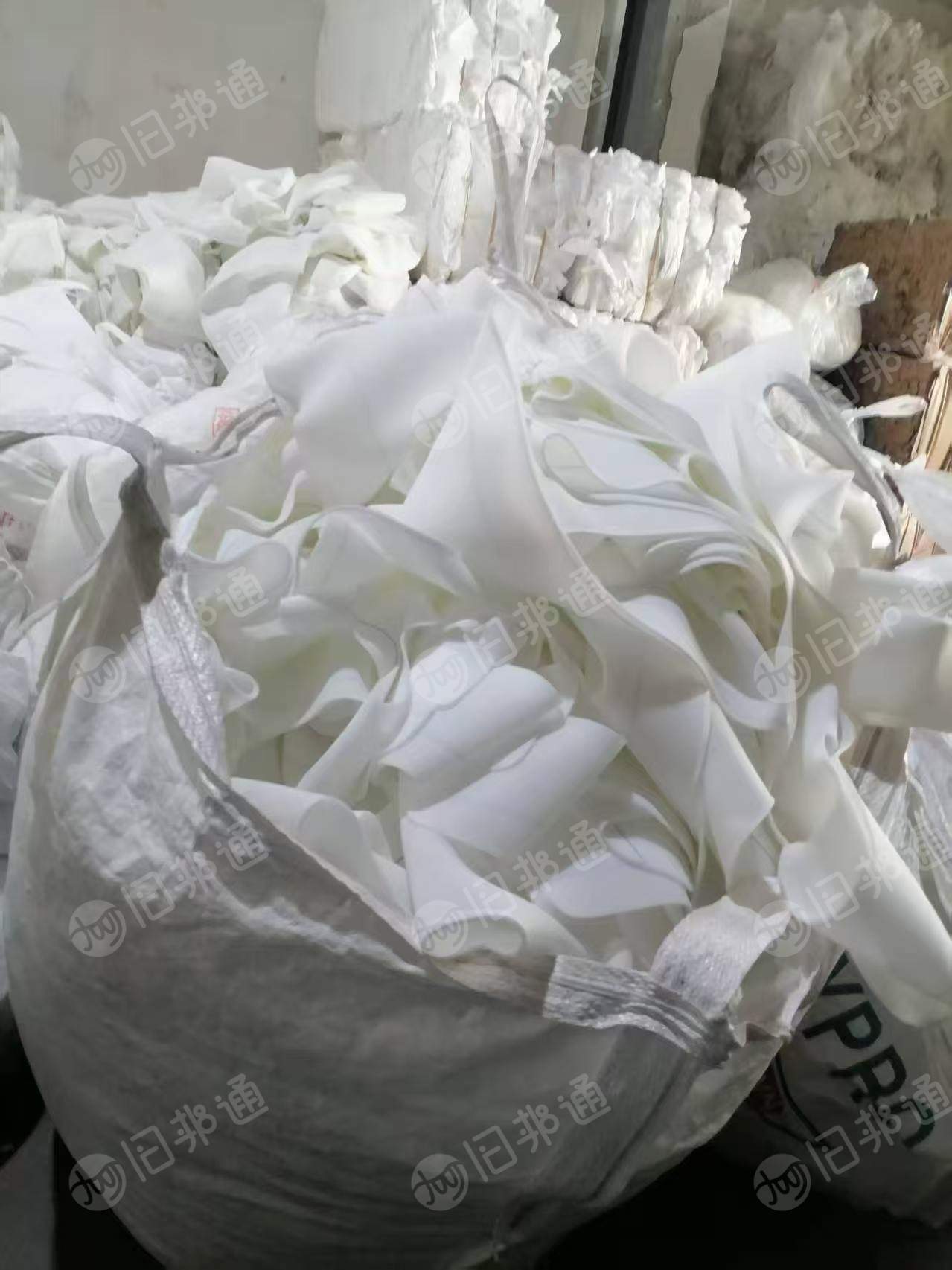 长期出售pet涤纶汽车内饰料，汽车内饰料，有分白色黑色，月供60吨，在上海宝山