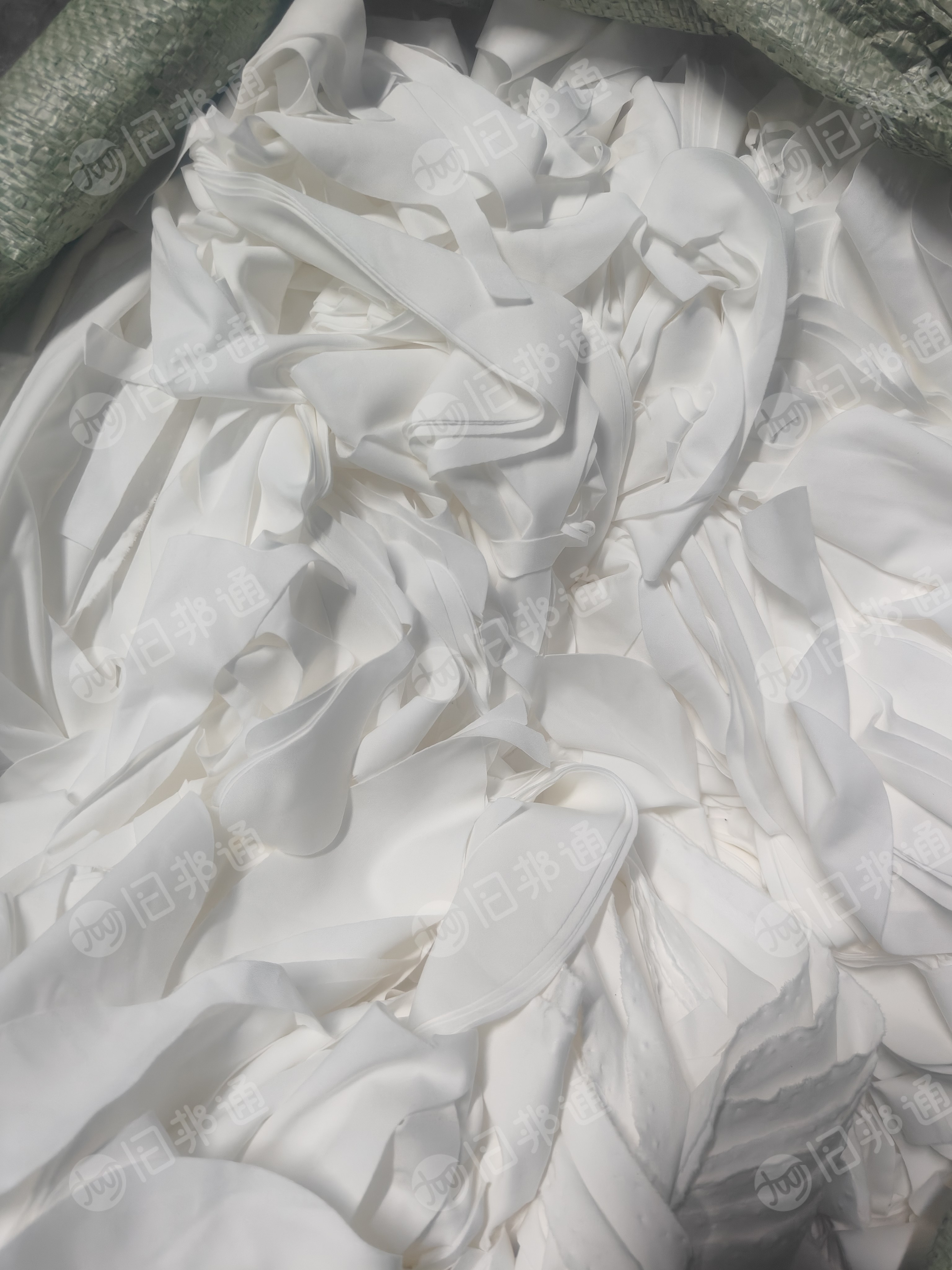 长期出售白色泳装下脚料，锦氨废布，锦氨边角料，氨纶含量30%左右，在广东汕头