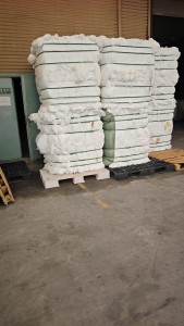 长期出售涤黏配比无纺布边角料，黏胶20-90都有，水刺无纺布边角料，月供二三十吨，货在浙江金华