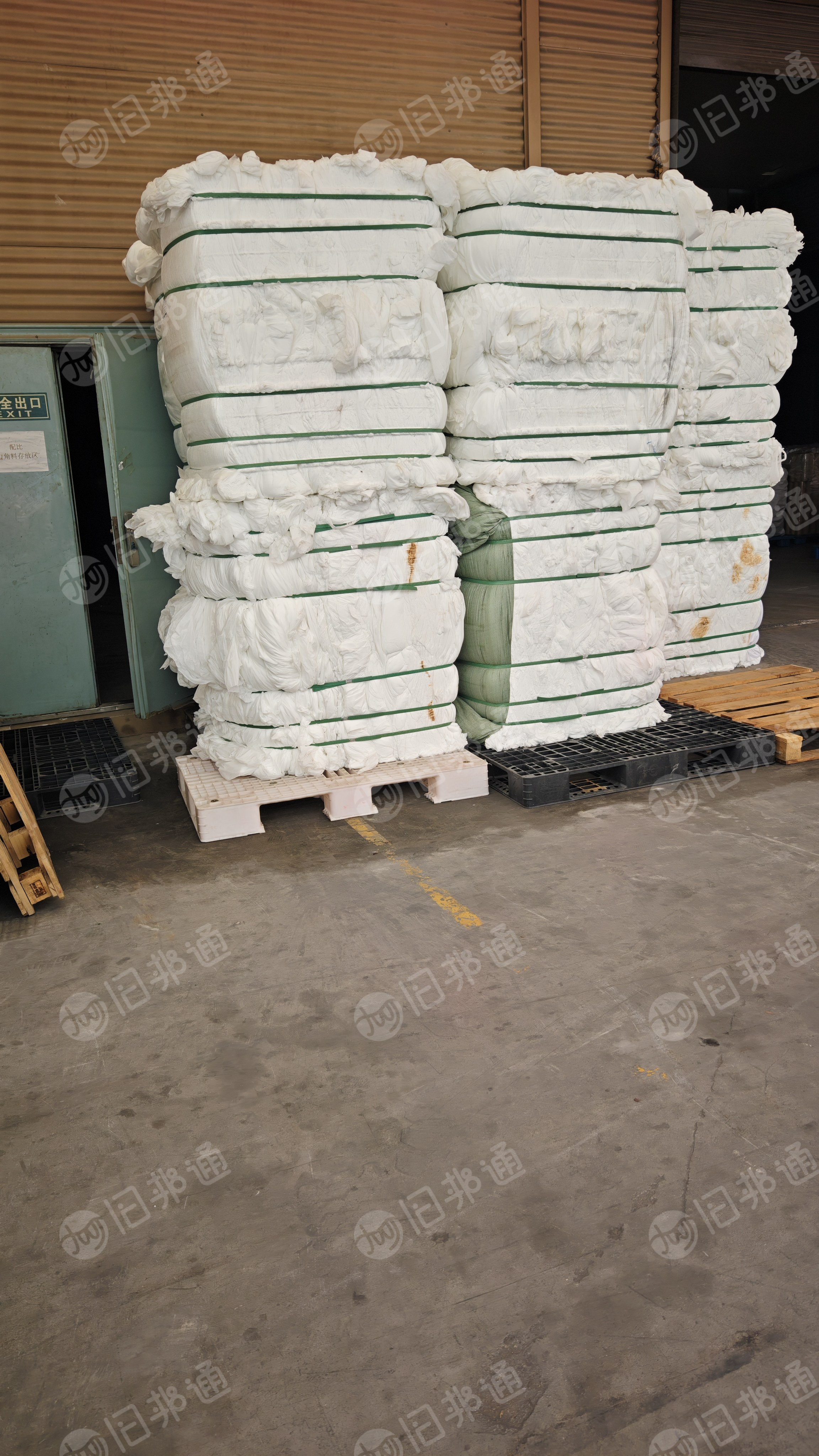 长期出售涤黏配比无纺布边角料，黏胶20-90都有，水刺无纺布边角料，月供二三十吨，货在浙江金华