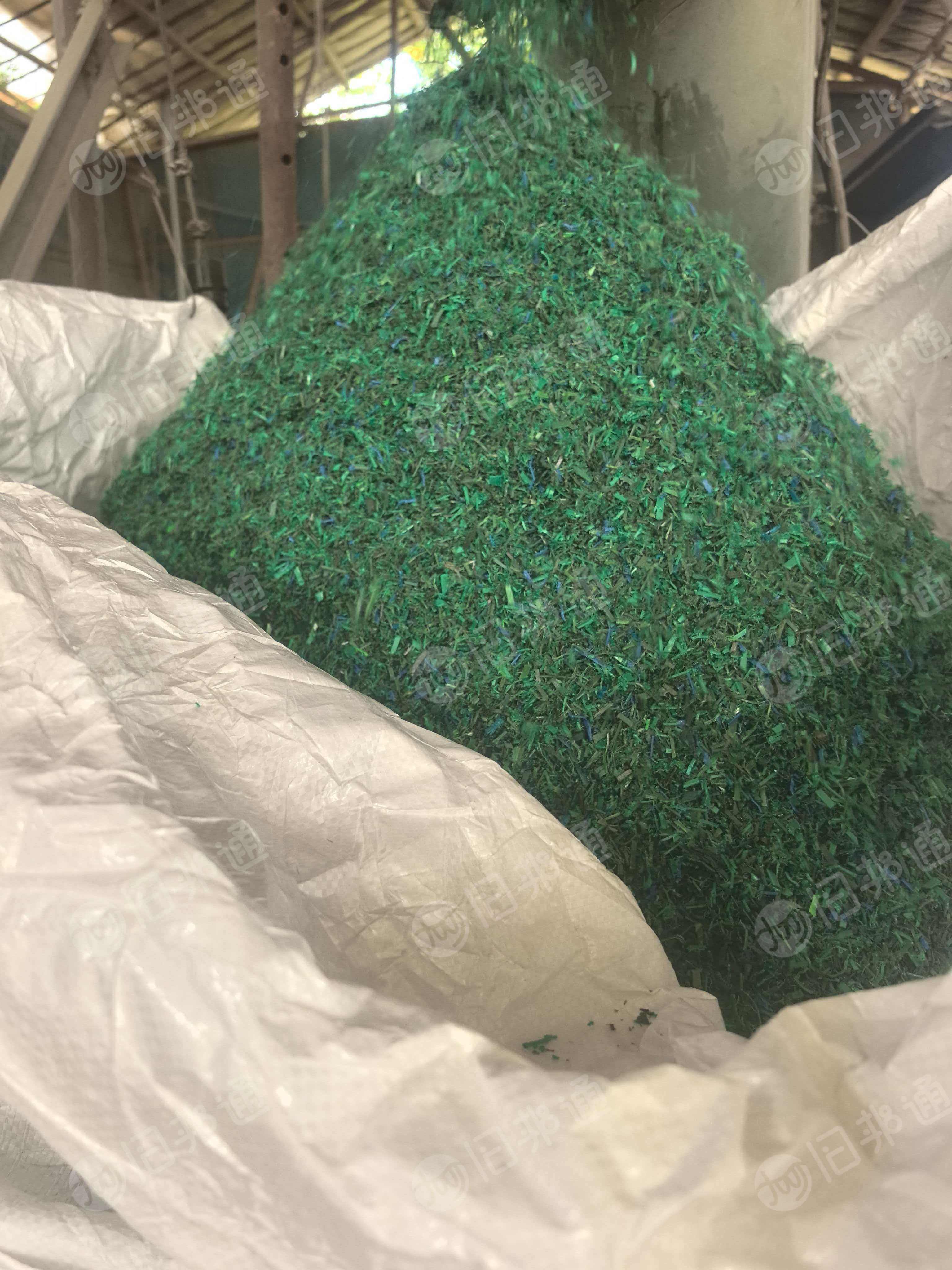 出售纯pet打包带破碎料，水粉出来的，黑色和绿色有分开，现货40吨，月产130吨