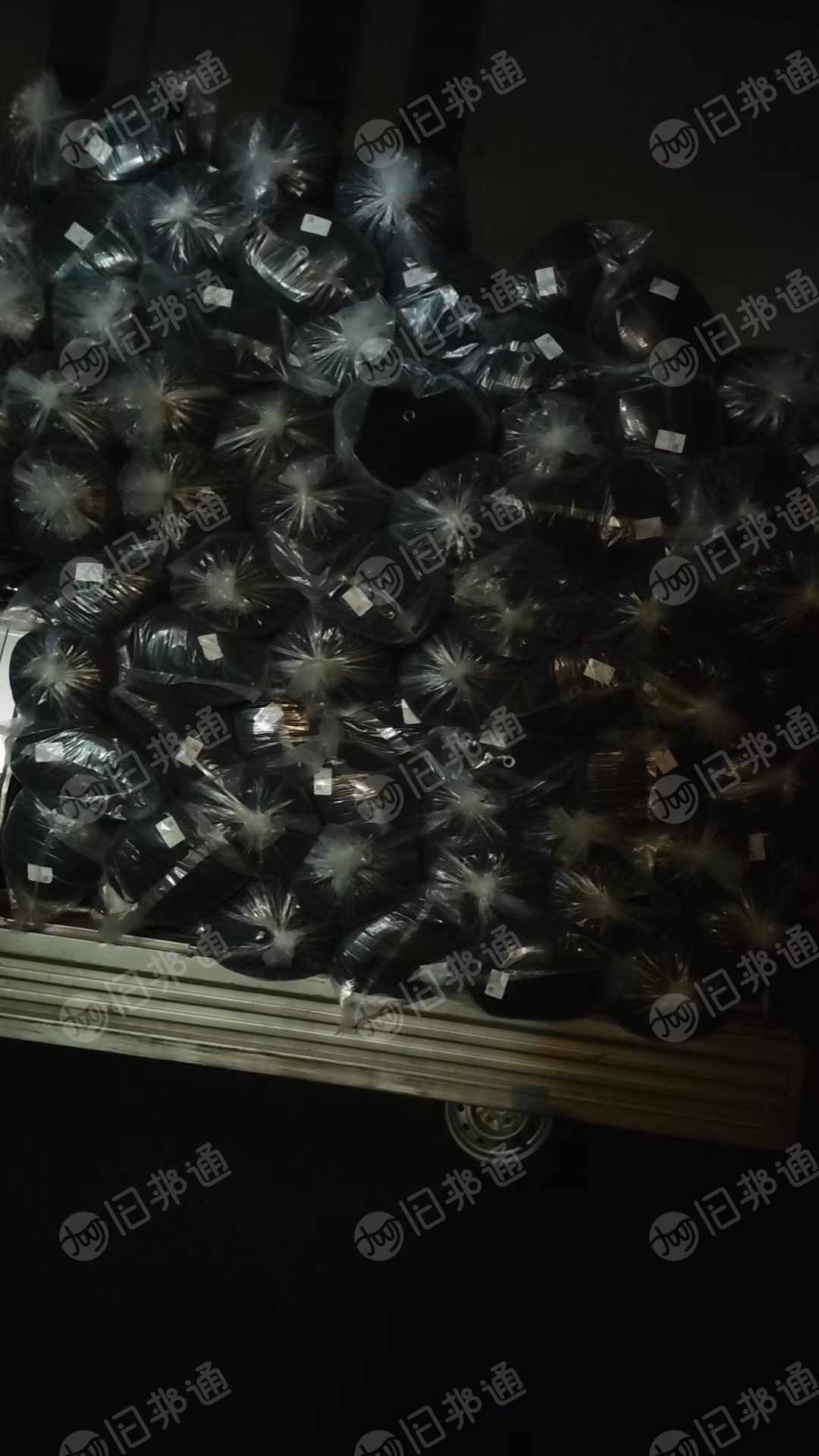 长期出售单面复合的奥利绒绒布，库存布，只有黑深灰色，门幅190克重240，现货几百个，在浙江湖州