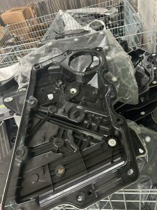 长期出售汽车拆车件，有汽车升降器上面的跟门板，都是PP材质