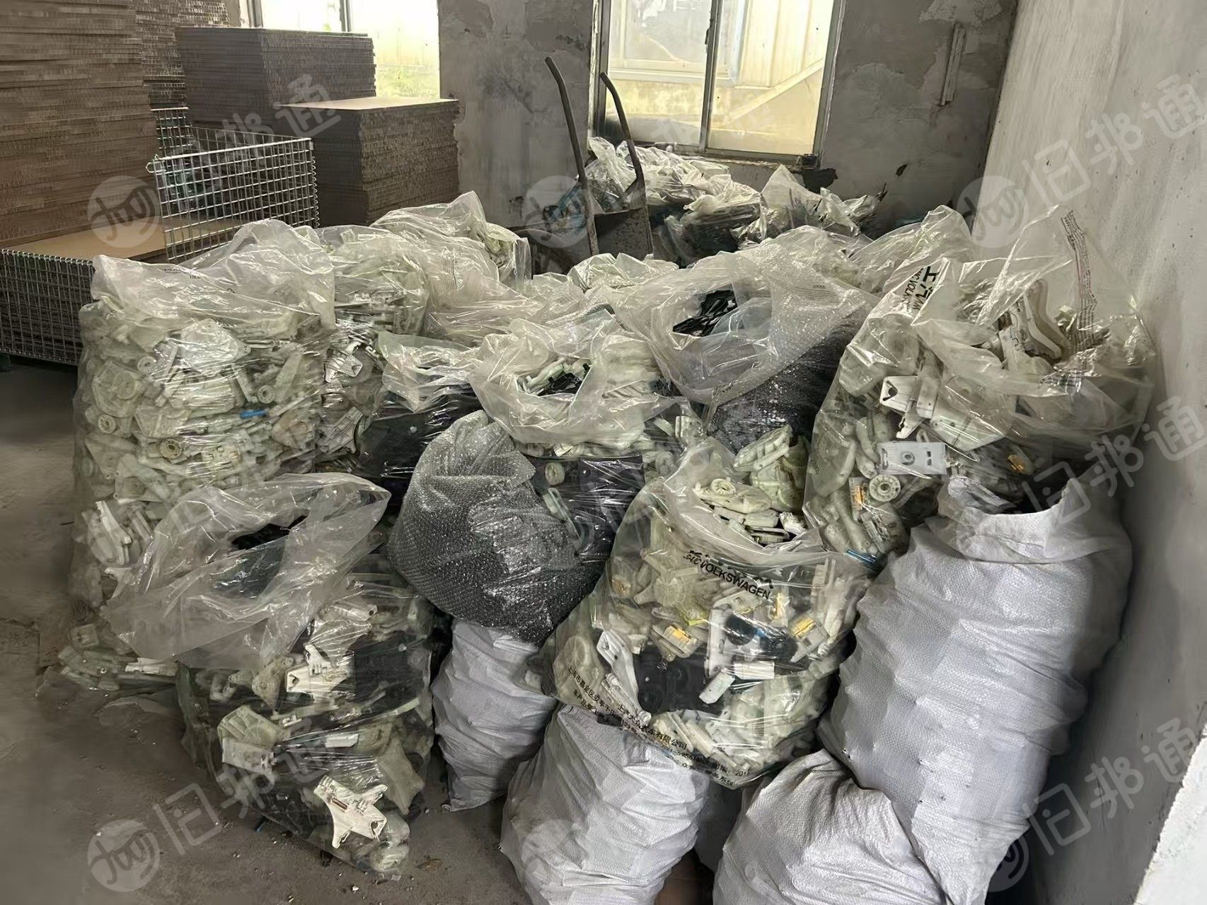 长期出售汽车拆车件，有汽车升降器上面的跟门板，都是PP材质