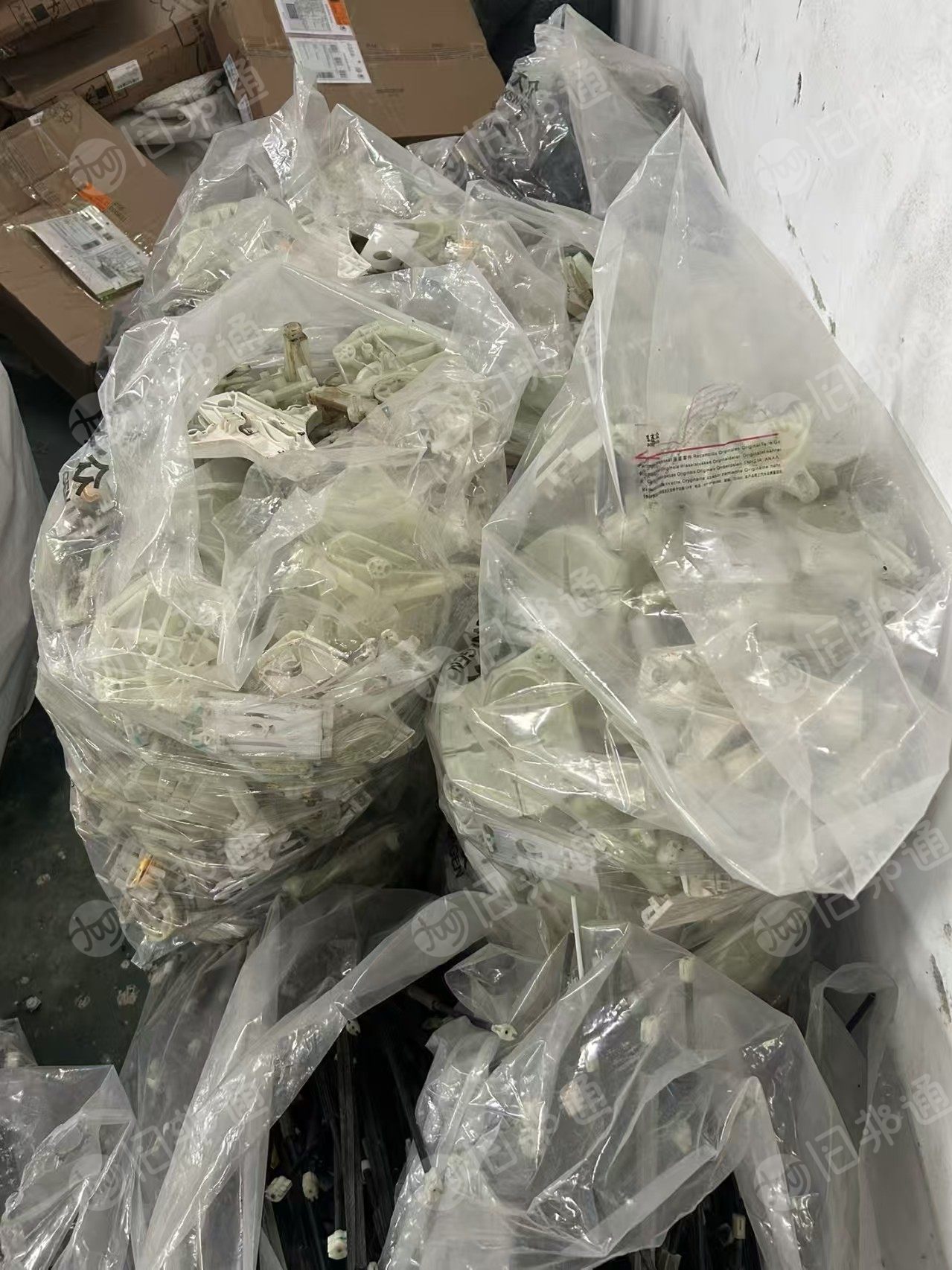 长期出售汽车拆车件，有汽车升降器上面的跟门板，都是PP材质