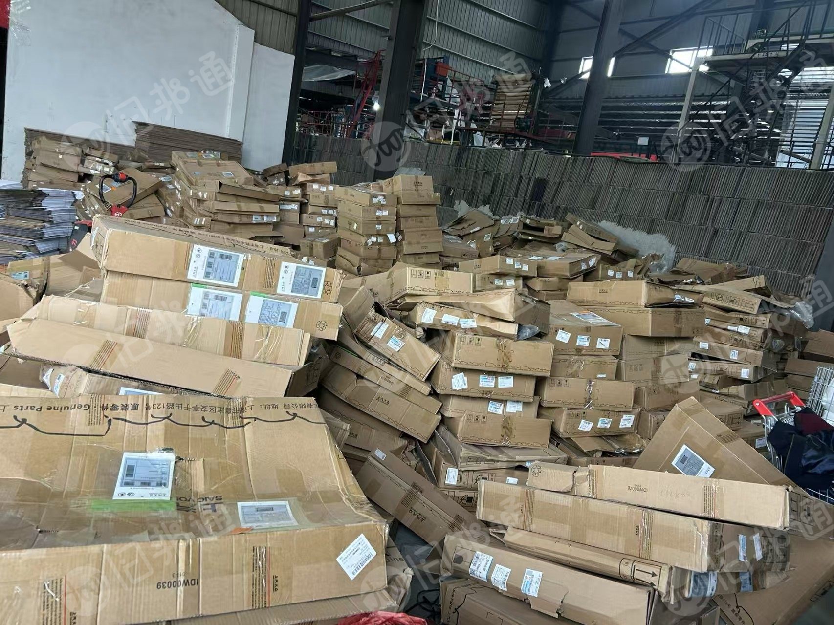 长期出售汽车拆车件，有汽车升降器上面的跟门板，都是PP材质