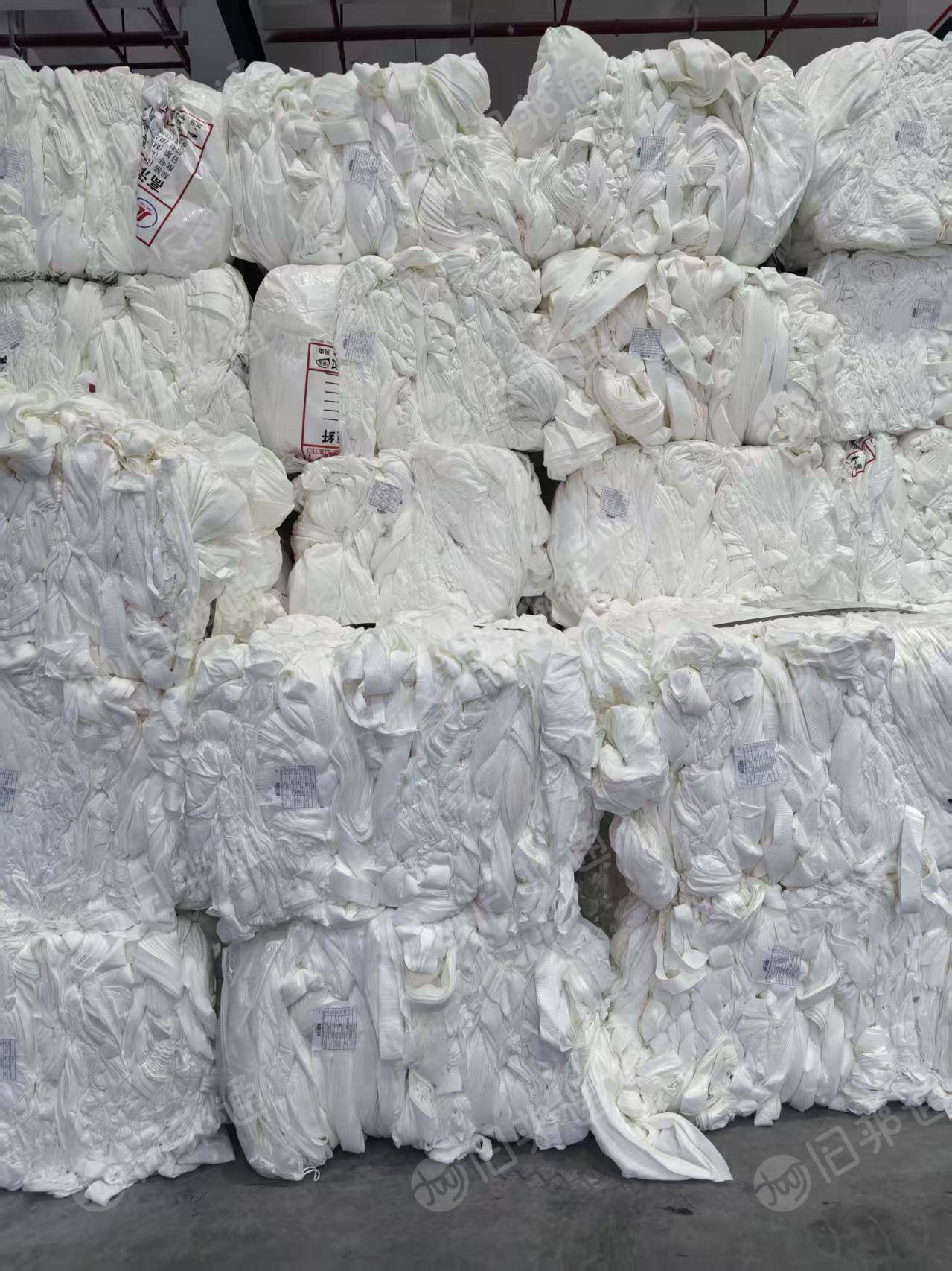 长期出售水刺无纺布，有边角料，也有盘料，黏胶涤纶配比都有，每个月有200多吨，货在浙江温州
