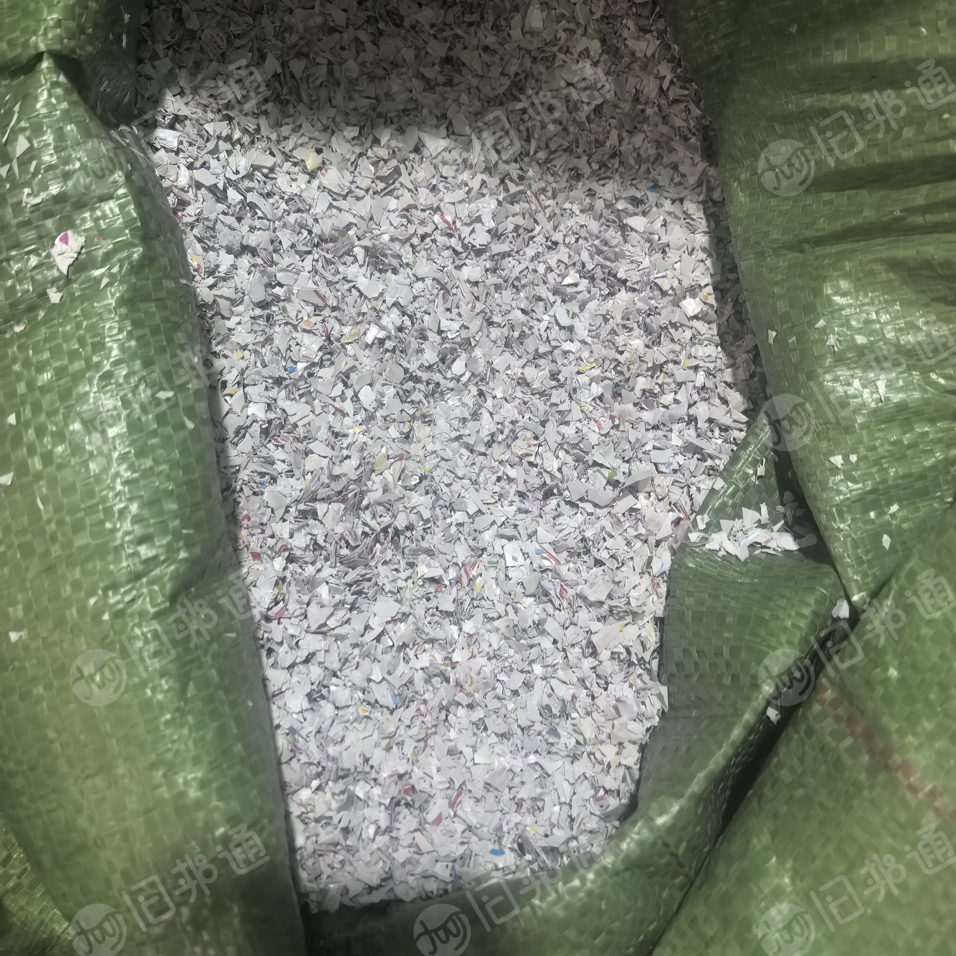 出售白色中性偏软pvc墙纸破碎料，现货够车