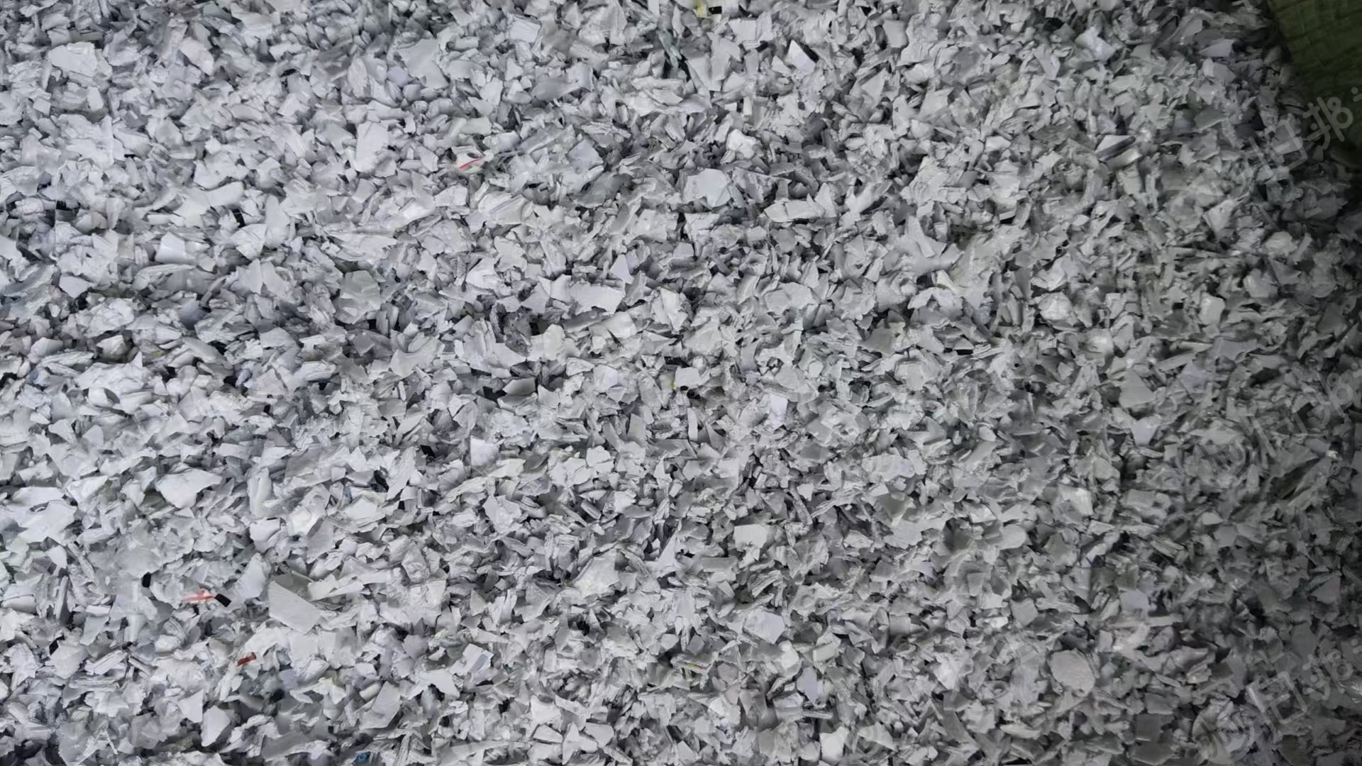 出售白色中性偏软pvc墙纸破碎料，现货够车