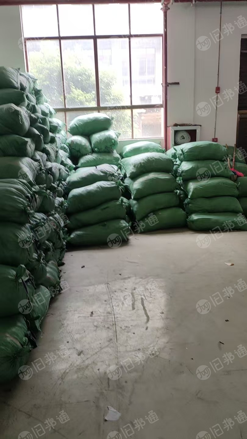 长期出售裁剪下来的牛仔废布，涤棉牛仔废布，纯棉材质都有，化纤牛仔现货20多吨，货在贵州黔西南