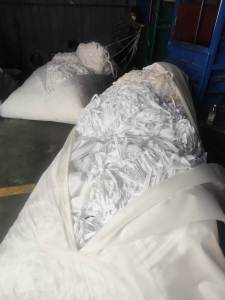 长期出售纺织厂白色涤纶废布，涤纶边角料，有带浆，适合开花用，现货13吨，在江苏苏州