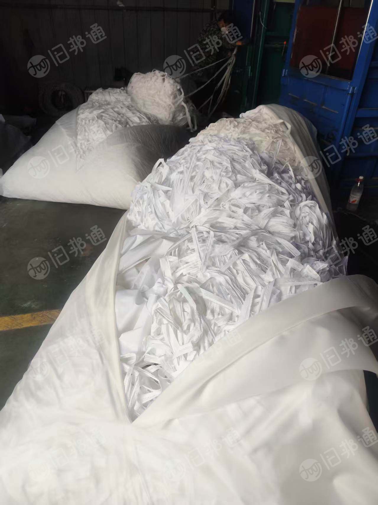 长期出售纺织厂白色涤纶废布,涤纶边角料,有带浆,适合开花用,现货13吨,在江苏苏州