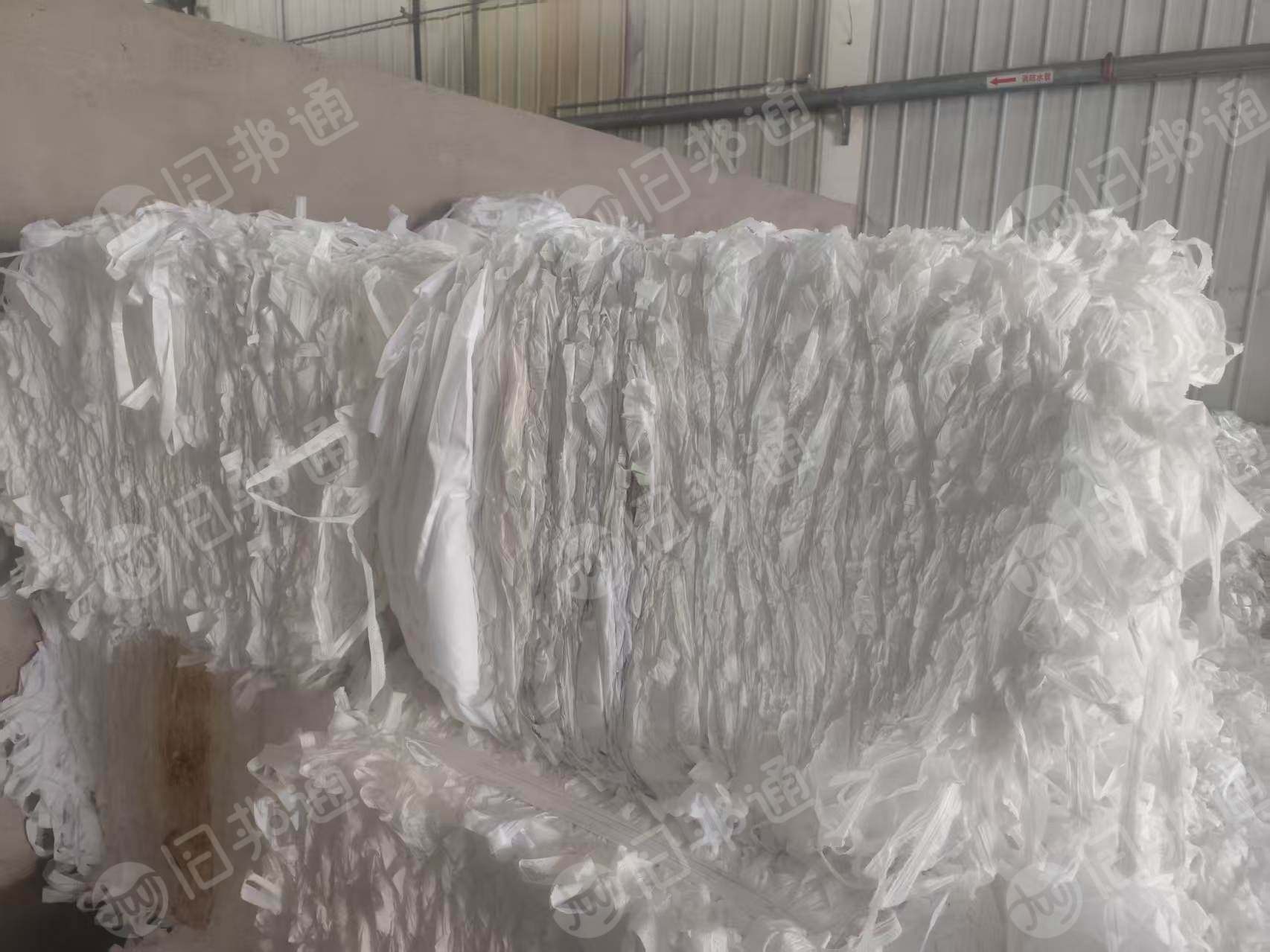 长期出售纺织厂白色涤纶废布，涤纶边角料，有带浆，适合开花用，现货13吨，在江苏苏州
