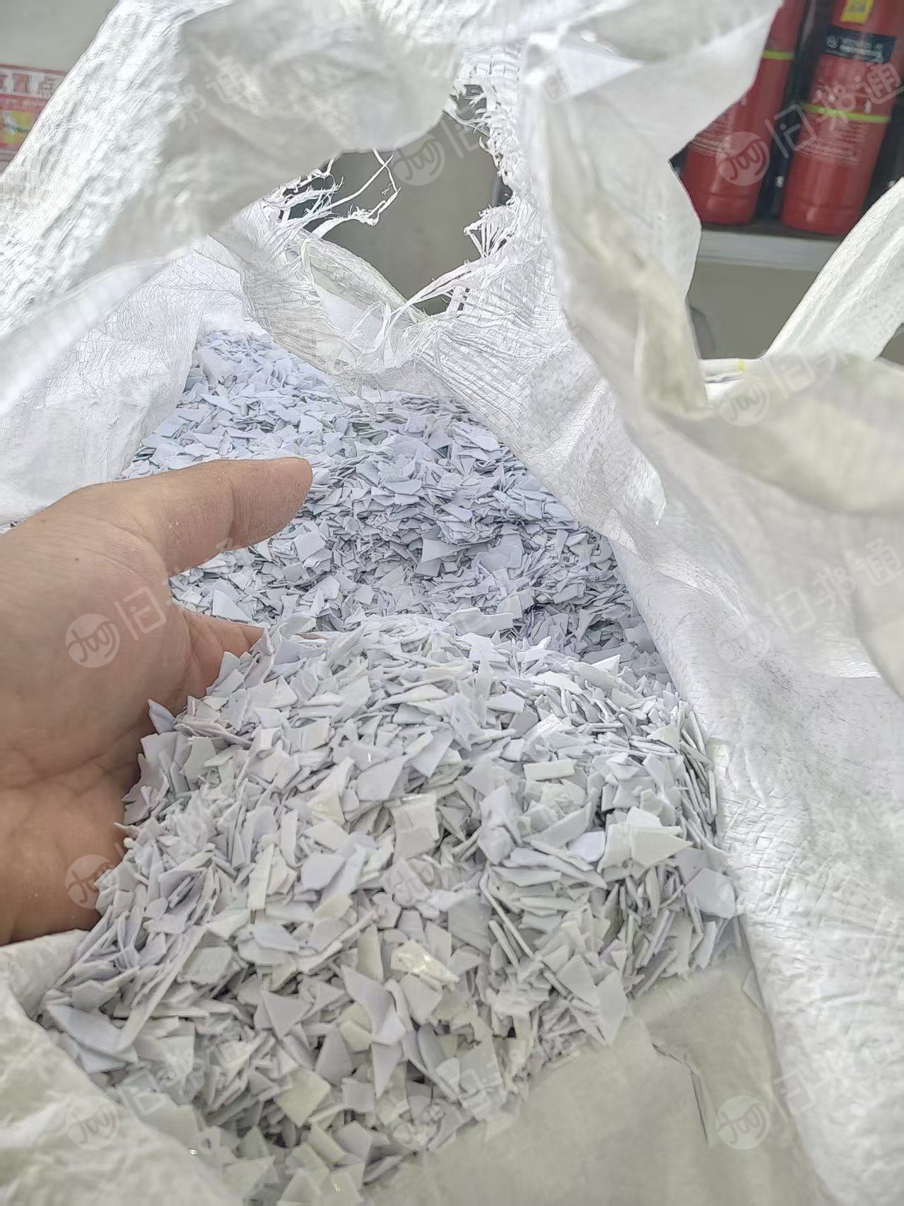 出售PET瓷白吸塑片破碎料，现货100吨，月供100吨