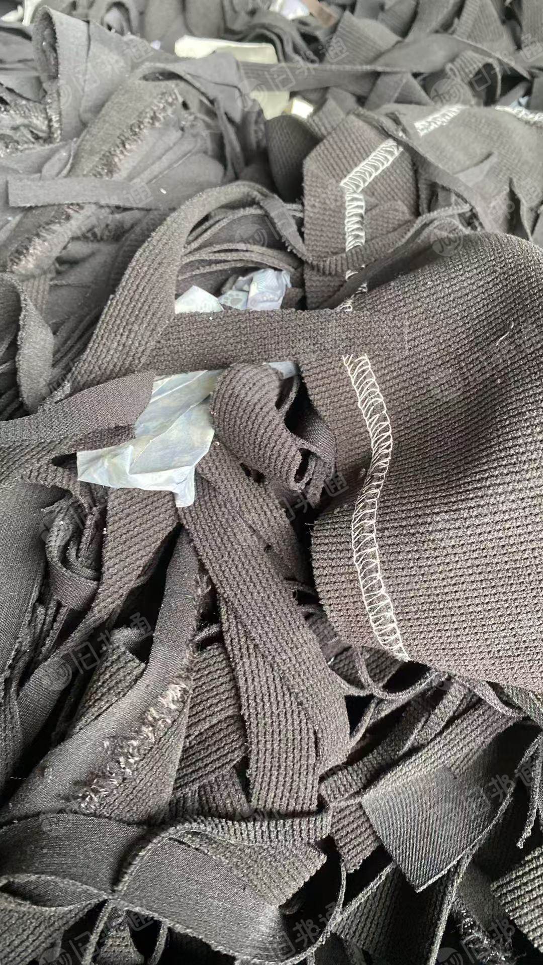 长期出售服装厂下来的废布边角料，涤纶废布涤氨废布复合料白烟布棉布等，材质有分开，颜色不分