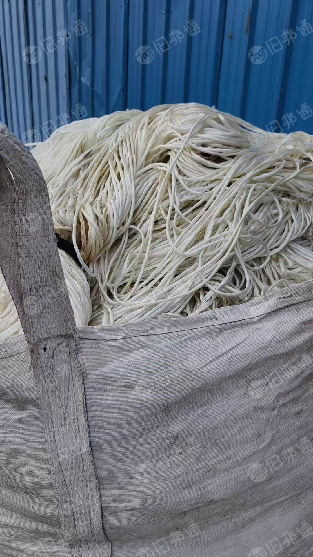 长期出售白色涤纶工业丝，涤纶废丝，从吊装带抽出来的，现货有100多吨，货在山东临沂