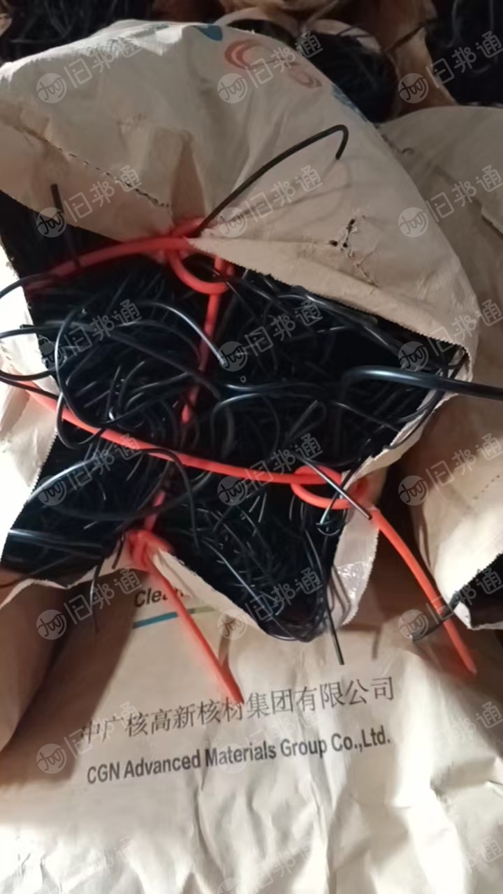 出售光纤厂下来的PU线皮跟聚氨酯料块，现货有10吨，货在广东揭阳