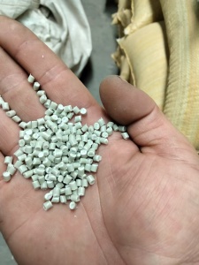 出售pp餐盒颗粒，80、60目网各过两层，现货30吨