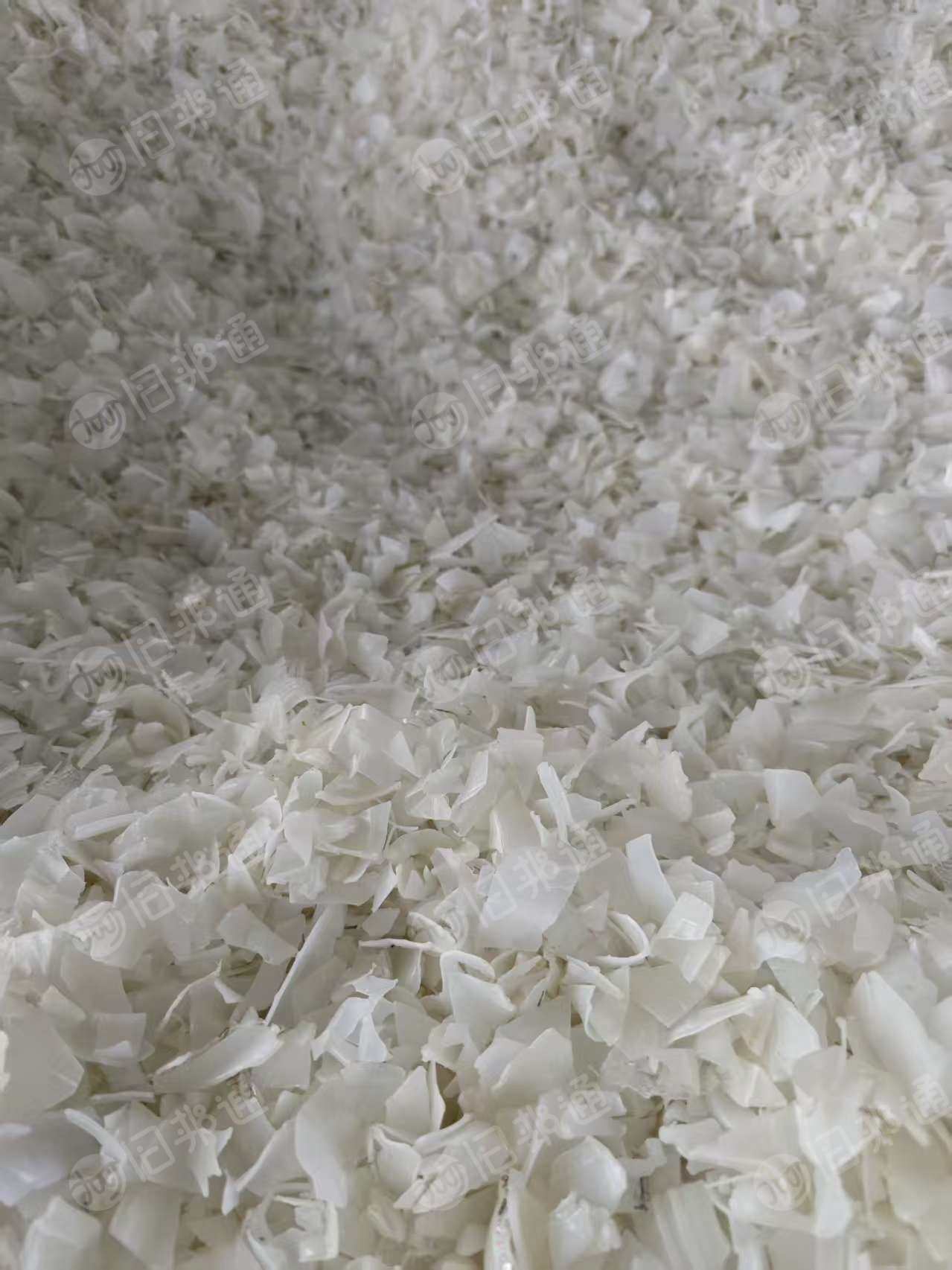 长期出售纯HDPE大白罐破碎料，热洗的，现货100吨