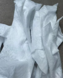 长期出售白色涤纶无纺布，涤纶针刺无纺布，无纺布边角料，现货有20吨，货在山东聊城